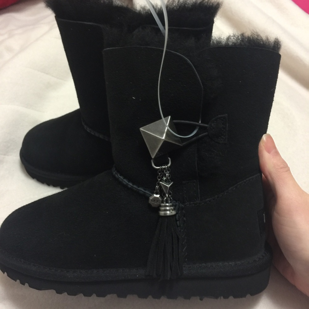 UGG girl’s boots in black size13KM